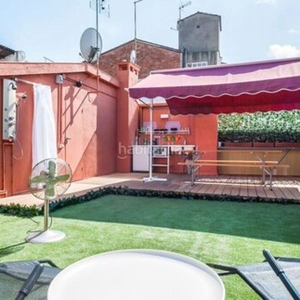 Alquiler apartamento piso soleado con terraza privada en la azotea en Barcelona