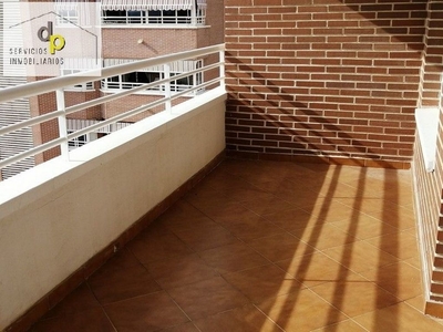 Alquiler de piso en calle Ramon Gómez Sempere de 3 habitaciones con terraza y piscina
