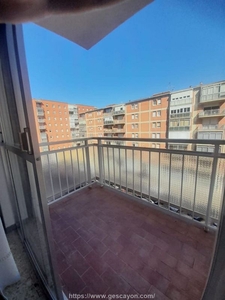 Alquiler de piso en Campo de la Juventud de 3 habitaciones con terraza y calefacción