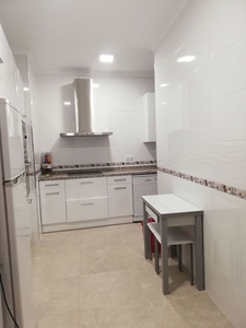 Alquiler de piso en Centro - Huelva de 2 habitaciones con garaje y muebles