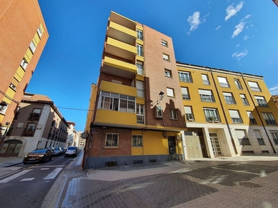 Alquiler de piso en Centro - Palencia de 3 habitaciones con terraza y calefacción