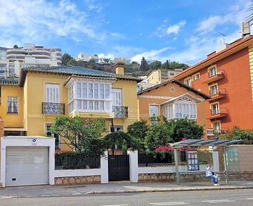 Alquiler de piso en Conde de Ureña - Monte Gibralfaro de 2 habitaciones con terraza y muebles