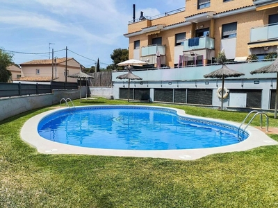 Alquiler de piso en Segur de Calafell de 2 habitaciones con piscina y jardín