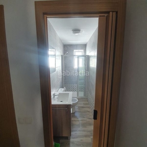 Alquiler dúplex piso seminuevo en pleno centro , consta de 2 dormitorios, salón-comedor con cocina amueblada, baño completo y terraza privada. amueblado. comunidad incluida. la zona cuenta con todo tipo de servicios y a 2 minutos andando de la estación de en Dos Hermanas