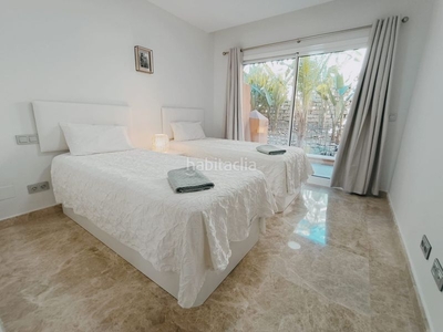 Apartamento con 2 habitaciones amueblado con ascensor, parking, piscina, aire acondicionado y vistas al mar en Marbella
