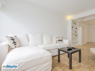 Apartamento de 3 dormitorios en alquiler en Almagro, Madrid.