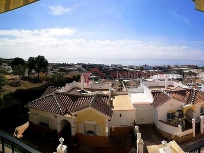 Apartamento duplez de 2 dormitorios, a/a, garaje privado, vistas al mar en Torrox