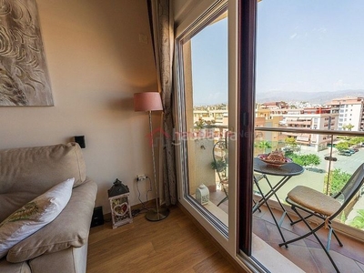 Apartamento lujoso apartamento de 1 dormitorio a 200 m. de la playa, a/a, parking, trastero, piscina padel en Torre del Mar
