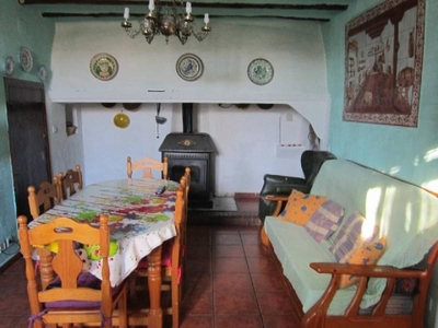 Casa con terreno en Algueña