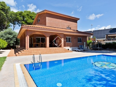 Casa / villa de 689m² en venta en Montemar, Barcelona