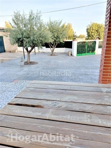 Chalet con piscina, zona de aparcamiento y amplio terreno en Llíria