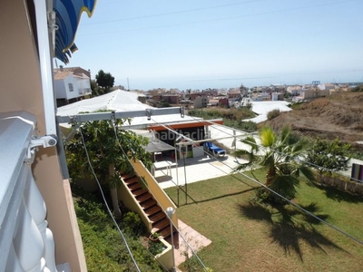 Chalet practica y confortable 3 dormitorios 2 baños porche y amplio jardien mas terraza con vistas al mar ( piscina) en Caleta de Velez