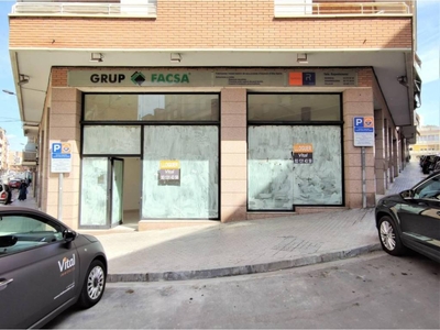 Local comercial Calle Lleida Manresa Ref. 93136117 - Indomio.es