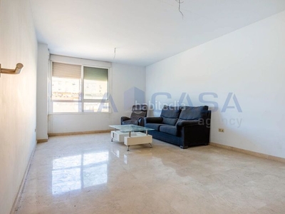 Piso a estrenar . dispone de 3 habitaciones, 2 baños (uno en suite), salón comedor y cocina amueblada con lavadero. además cuenta con armarios empotrados, plaza de garaje y trastero incluidos en el precio. en San Juan de Aznalfarache