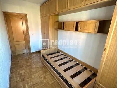 Piso con 3 habitaciones con ascensor y calefacción en Madrid