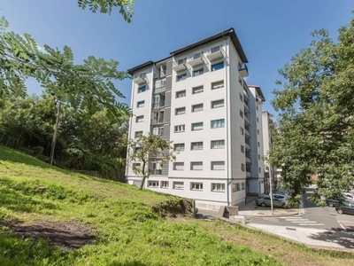 Piso en alquiler en calle Zarautz de 3 habitaciones con terraza y balcón