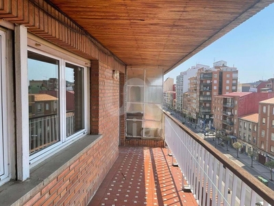 Piso en alquiler en La Chantría - La Lastra de 3 habitaciones con terraza y ascensor
