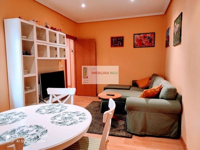 Piso en alquiler en Santo Domingo de 3 habitaciones con muebles y balcón