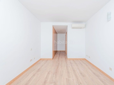 Piso en ligonde piso con 3 habitaciones con ascensor y aire acondicionado en Madrid