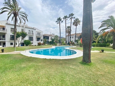 Piso en venta en Nueva Andalucía centro de 3 habitaciones con piscina y jardín