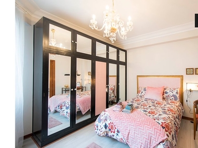 Se alquila habitación en apartamento de 5 dormitorios en Casco Viejo, Bilbao