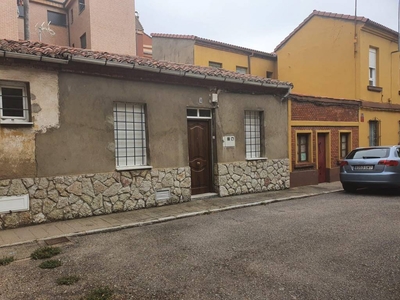 Venta Casa adosada en Calle Almirante de Castilla León. A reformar 100 m²