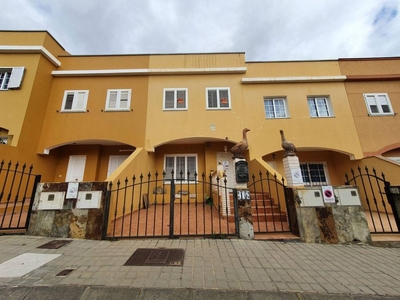 Venta Casa adosada en Calle del Balo 15 Ingenio. Buen estado plaza de aparcamiento 121 m²