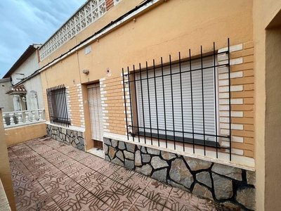 Venta Casa adosada en Calle Hortaleza Cartagena. A reformar plaza de aparcamiento con terraza 186 m²