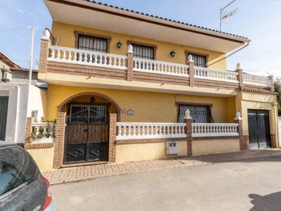 Venta Casa adosada en Calle Huerta de Belen Ogíjares. Buen estado plaza de aparcamiento con balcón 211 m²