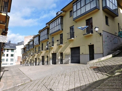 Venta Casa adosada en Calle Hugo de Payns 11 Ponferrada. Buen estado plaza de aparcamiento con balcón calefacción individual 256 m²