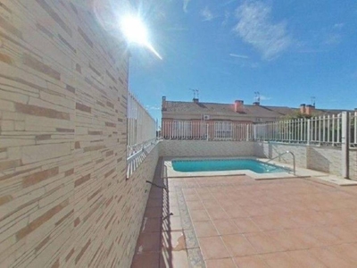 Venta Casa adosada en Calle Lagos de Covadonga Parla. Buen estado plaza de aparcamiento con balcón 250 m²