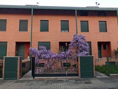 Venta Casa adosada en Calle San Luis 14 Ponferrada. Buen estado plaza de aparcamiento con terraza calefacción individual 235 m²