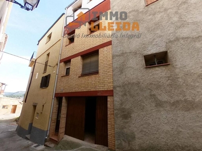 Venta Casa adosada en De Dalt Artesa de Segre. Plaza de aparcamiento 130 m²