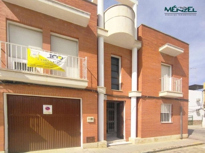 Venta Casa adosada en Jesus del Gran Poder 1 Coria del Río. Buen estado plaza de aparcamiento con balcón calefacción individual 231 m²