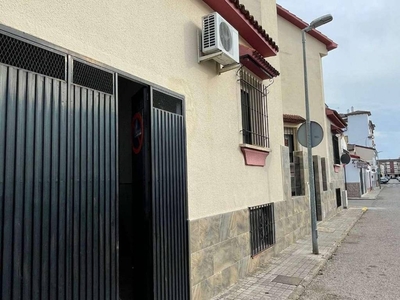 Venta Casa adosada en Parque cruz roja andujar. Andújar (Jaén) Andújar. Nueva calefacción individual