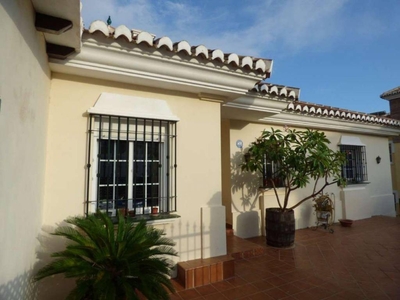 Venta Casa adosada en Plaza Islas del Sol 8 Vélez-Málaga. Buen estado plaza de aparcamiento con balcón 285 m²