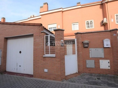 Venta Casa adosada Fuenlabrada. Plaza de aparcamiento con terraza calefacción individual 195 m²