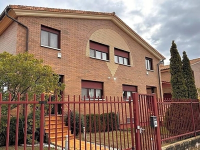 Venta Casa pareada en Calle Alhama Navarrete. Buen estado con terraza 225 m²