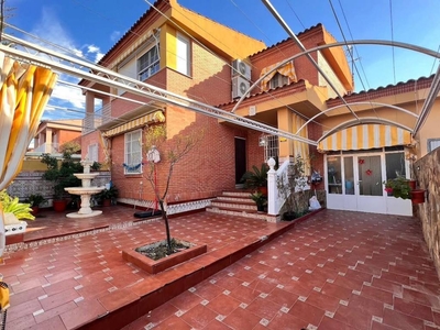 Venta Casa pareada en Urbanización Jardines de la Yuca 80 La Guardia de Jaén. Buen estado plaza de aparcamiento calefacción individual 250 m²