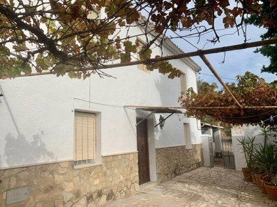 Venta Casa rústica en Cruz de algaida 28 Iznájar. Buen estado plaza de aparcamiento 147 m²