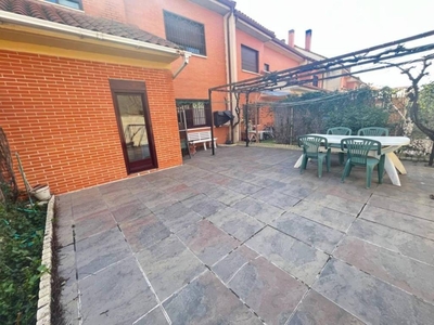 Venta Casa unifamiliar en Avenida Lagunas Parla. Buen estado con terraza 222 m²