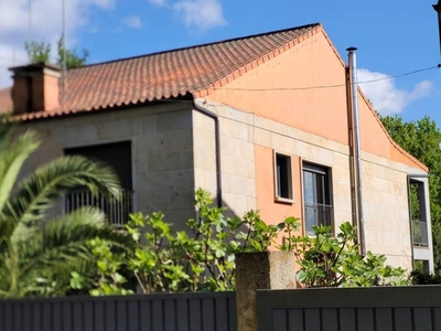 Venta Casa unifamiliar en Calle Bugarin Ponteareas. Buen estado con terraza 250 m²