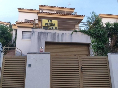 Venta Casa unifamiliar en Calle de la petúnia Calafell. A reformar con terraza 241 m²