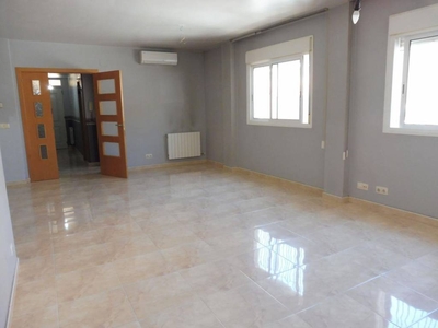 Venta Casa unifamiliar en Calle de Robert Gerhard Reus. Buen estado plaza de aparcamiento calefacción individual 329 m²