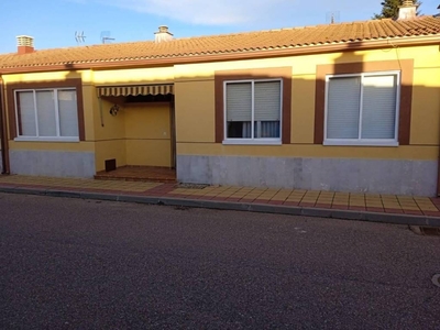 Venta Casa unifamiliar en Calle MIGUEL DELIBES Quintanilla de Onésimo. Buen estado con terraza 125 m²