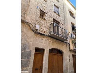 Venta Casa unifamiliar en Calle Ramón y Cajal 16 Alcañiz. Buen estado con terraza 240 m²