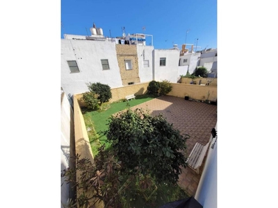 Venta Casa unifamiliar en Calle TAURINA La Algaba. Muy buen estado plaza de aparcamiento con terraza 219 m²