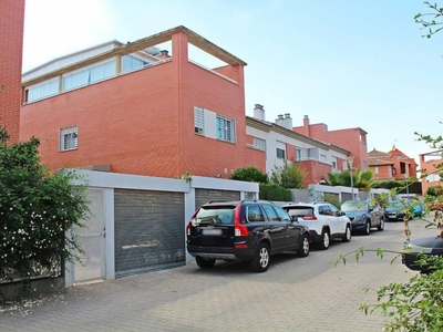 Venta Casa unifamiliar en Clara Zetkin San Juan de Aznalfarache. Con terraza 180 m²