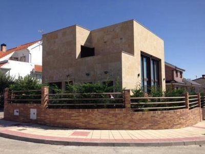 Venta Chalet en Calle Rio Agueda Cabrerizos. Muy buen estado plaza de aparcamiento calefacción central 200 m²