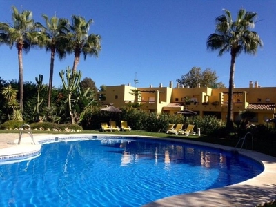 Venta de ático en Guadalmina de 4 habitaciones con terraza y piscina